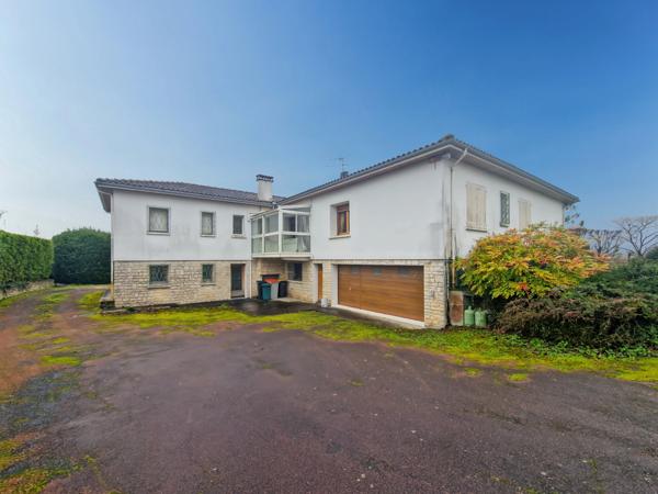Maison à vendre 10 pièces proche de TONNAY CHARENTE (17)-320 m² habitables-garage- jardin 5 500 m².