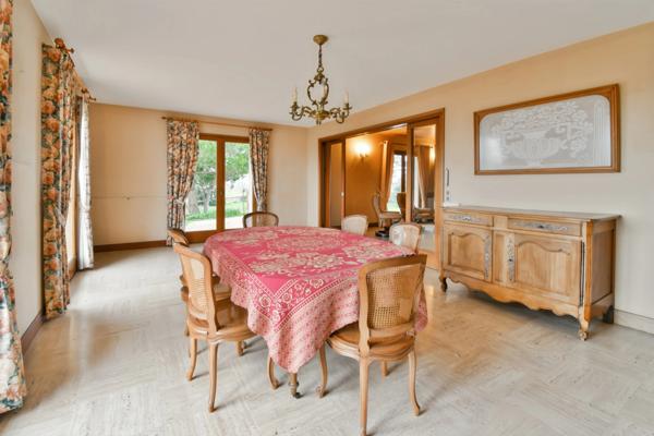 Maison à vendre 10 pièces proche de TONNAY CHARENTE (17)-320 m² habitables-garage- jardin 5 500 m².