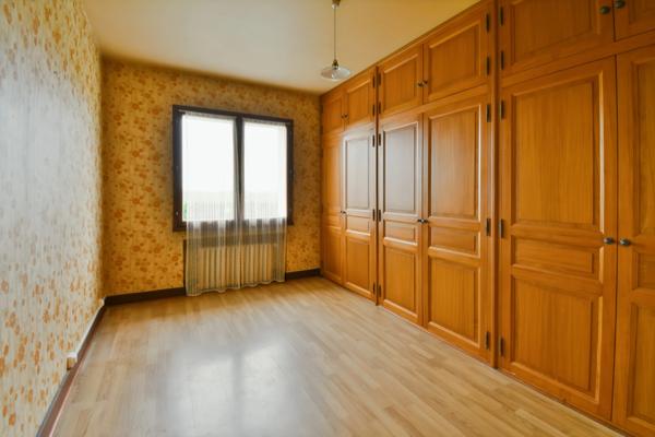 Maison à vendre 10 pièces proche de TONNAY CHARENTE (17)-320 m² habitables-garage- jardin 5 500 m².