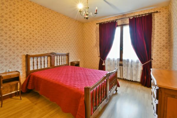 Maison à vendre 10 pièces proche de TONNAY CHARENTE (17)-320 m² habitables-garage- jardin 5 500 m².