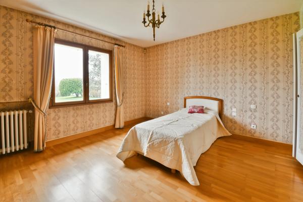 Maison à vendre 10 pièces proche de TONNAY CHARENTE (17)-320 m² habitables-garage- jardin 5 500 m².