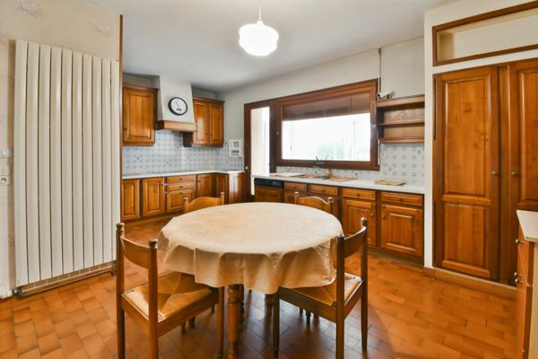 Maison à vendre 10 pièces proche de TONNAY CHARENTE (17)-320 m² habitables-garage- jardin 5 500 m².