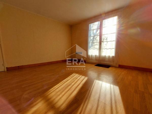 RARE SUR BREUILLET - APPARTEMENT EN REZ DE JARDIN - AVEC JARDIN PRIVATIF