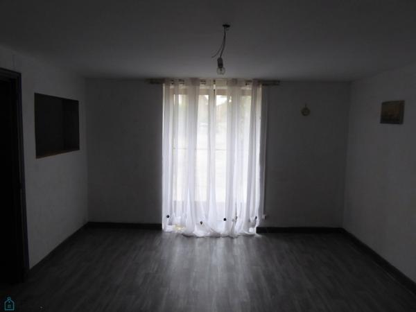 Maison de village rénovée avec granges