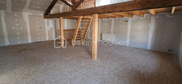Exclusif ! Vente d'un immeuble complet de 220m² comprenant un local commercial libre et 2 appartements.
Au rdc, l'ancien Bar-Restaurant avec Licence IV bénéficie d'une très belle visibilité et d'un fort passage.
Le commerce d'environ 100m² propose une belle salle de restauration avec grand comptoir, wc, 3 arrières salles pour la préparation et la cuisine. Vous bénéficiez également d'une cave.
De la grande salle, vous avez accès par 2 portes-fenêtres sur l'extérieur, idéal pour positionner une terrasse avec accord de la commune.
30 Places assises à l'intérieur et 30 à l'extérieur.
Au 1er étage, vous profiterez d'un appartement de 60m² environ composé d'un salon, d'une chambre, d'une salle de bain et d'une terrasse privative. La cuisine utilisée est celle du bar-restaurant.
Au 2ème étage, un autre appartement de 60m² avec mezzanine est proposé. 
La cuisine est à positionner mais prévue, magnifique pièce de vie, chambre sur la mezzanine, wc et salle d'eau.
Travaux à terminer.
L'escalier d'accès aux appartements passe par le bar mais possibilité de mettre en place un accès par l'extérieur.
Chauffage par pompe à chaleur et radiateurs énergie sèche au 2ème étage.