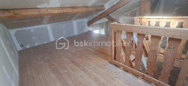 Exclusif ! Vente d'un immeuble complet de 220m² comprenant un local commercial libre et 2 appartements.
Au rdc, l'ancien Bar-Restaurant avec Licence IV bénéficie d'une très belle visibilité et d'un fort passage.
Le commerce d'environ 100m² propose une belle salle de restauration avec grand comptoir, wc, 3 arrières salles pour la préparation et la cuisine. Vous bénéficiez également d'une cave.
De la grande salle, vous avez accès par 2 portes-fenêtres sur l'extérieur, idéal pour positionner une terrasse avec accord de la commune.
30 Places assises à l'intérieur et 30 à l'extérieur.
Au 1er étage, vous profiterez d'un appartement de 60m² environ composé d'un salon, d'une chambre, d'une salle de bain et d'une terrasse privative. La cuisine utilisée est celle du bar-restaurant.
Au 2ème étage, un autre appartement de 60m² avec mezzanine est proposé. 
La cuisine est à positionner mais prévue, magnifique pièce de vie, chambre sur la mezzanine, wc et salle d'eau.
Travaux à terminer.
L'escalier d'accès aux appartements passe par le bar mais possibilité de mettre en place un accès par l'extérieur.
Chauffage par pompe à chaleur et radiateurs énergie sèche au 2ème étage.