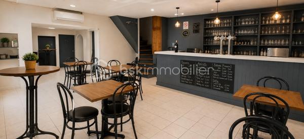 Exclusif ! Vente d'un immeuble complet de 220m² comprenant un local commercial libre et 2 appartements.
Au rdc, l'ancien Bar-Restaurant avec Licence IV bénéficie d'une très belle visibilité et d'un fort passage.
Le commerce d'environ 100m² propose une belle salle de restauration avec grand comptoir, wc, 3 arrières salles pour la préparation et la cuisine. Vous bénéficiez également d'une cave.
De la grande salle, vous avez accès par 2 portes-fenêtres sur l'extérieur, idéal pour positionner une terrasse avec accord de la commune.
30 Places assises à l'intérieur et 30 à l'extérieur.
Au 1er étage, vous profiterez d'un appartement de 60m² environ composé d'un salon, d'une chambre, d'une salle de bain et d'une terrasse privative. La cuisine utilisée est celle du bar-restaurant.
Au 2ème étage, un autre appartement de 60m² avec mezzanine est proposé. 
La cuisine est à positionner mais prévue, magnifique pièce de vie, chambre sur la mezzanine, wc et salle d'eau.
Travaux à terminer.
L'escalier d'accès aux appartements passe par le bar mais possibilité de mettre en place un accès par l'extérieur.
Chauffage par pompe à chaleur et radiateurs énergie sèche au 2ème étage.