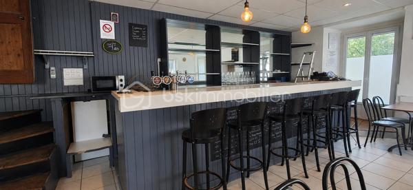 Exclusif ! Vente d'un immeuble complet de 220m² comprenant un local commercial libre et 2 appartements.
Au rdc, l'ancien Bar-Restaurant avec Licence IV bénéficie d'une très belle visibilité et d'un fort passage.
Le commerce d'environ 100m² propose une belle salle de restauration avec grand comptoir, wc, 3 arrières salles pour la préparation et la cuisine. Vous bénéficiez également d'une cave.
De la grande salle, vous avez accès par 2 portes-fenêtres sur l'extérieur, idéal pour positionner une terrasse avec accord de la commune.
30 Places assises à l'intérieur et 30 à l'extérieur.
Au 1er étage, vous profiterez d'un appartement de 60m² environ composé d'un salon, d'une chambre, d'une salle de bain et d'une terrasse privative. La cuisine utilisée est celle du bar-restaurant.
Au 2ème étage, un autre appartement de 60m² avec mezzanine est proposé. 
La cuisine est à positionner mais prévue, magnifique pièce de vie, chambre sur la mezzanine, wc et salle d'eau.
Travaux à terminer.
L'escalier d'accès aux appartements passe par le bar mais possibilité de mettre en place un accès par l'extérieur.
Chauffage par pompe à chaleur et radiateurs énergie sèche au 2ème étage.