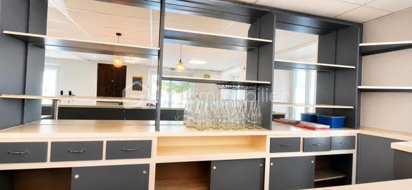 Exclusif ! Vente d'un immeuble complet de 220m² comprenant un local commercial libre et 2 appartements.
Au rdc, l'ancien Bar-Restaurant avec Licence IV bénéficie d'une très belle visibilité et d'un fort passage.
Le commerce d'environ 100m² propose une belle salle de restauration avec grand comptoir, wc, 3 arrières salles pour la préparation et la cuisine. Vous bénéficiez également d'une cave.
De la grande salle, vous avez accès par 2 portes-fenêtres sur l'extérieur, idéal pour positionner une terrasse avec accord de la commune.
30 Places assises à l'intérieur et 30 à l'extérieur.
Au 1er étage, vous profiterez d'un appartement de 60m² environ composé d'un salon, d'une chambre, d'une salle de bain et d'une terrasse privative. La cuisine utilisée est celle du bar-restaurant.
Au 2ème étage, un autre appartement de 60m² avec mezzanine est proposé. 
La cuisine est à positionner mais prévue, magnifique pièce de vie, chambre sur la mezzanine, wc et salle d'eau.
Travaux à terminer.
L'escalier d'accès aux appartements passe par le bar mais possibilité de mettre en place un accès par l'extérieur.
Chauffage par pompe à chaleur et radiateurs énergie sèche au 2ème étage.
