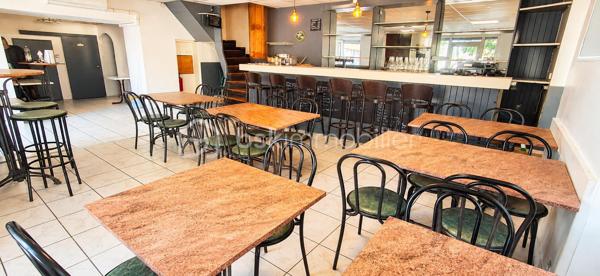 Exclusif ! Vente d'un immeuble complet de 220m² comprenant un local commercial libre et 2 appartements.
Au rdc, l'ancien Bar-Restaurant avec Licence IV bénéficie d'une très belle visibilité et d'un fort passage.
Le commerce d'environ 100m² propose une belle salle de restauration avec grand comptoir, wc, 3 arrières salles pour la préparation et la cuisine. Vous bénéficiez également d'une cave.
De la grande salle, vous avez accès par 2 portes-fenêtres sur l'extérieur, idéal pour positionner une terrasse avec accord de la commune.
30 Places assises à l'intérieur et 30 à l'extérieur.
Au 1er étage, vous profiterez d'un appartement de 60m² environ composé d'un salon, d'une chambre, d'une salle de bain et d'une terrasse privative. La cuisine utilisée est celle du bar-restaurant.
Au 2ème étage, un autre appartement de 60m² avec mezzanine est proposé. 
La cuisine est à positionner mais prévue, magnifique pièce de vie, chambre sur la mezzanine, wc et salle d'eau.
Travaux à terminer.
L'escalier d'accès aux appartements passe par le bar mais possibilité de mettre en place un accès par l'extérieur.
Chauffage par pompe à chaleur et radiateurs énergie sèche au 2ème étage.
