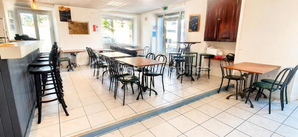 Exclusif ! Vente d'un immeuble complet de 220m² comprenant un local commercial libre et 2 appartements.
Au rdc, l'ancien Bar-Restaurant avec Licence IV bénéficie d'une très belle visibilité et d'un fort passage.
Le commerce d'environ 100m² propose une belle salle de restauration avec grand comptoir, wc, 3 arrières salles pour la préparation et la cuisine. Vous bénéficiez également d'une cave.
De la grande salle, vous avez accès par 2 portes-fenêtres sur l'extérieur, idéal pour positionner une terrasse avec accord de la commune.
30 Places assises à l'intérieur et 30 à l'extérieur.
Au 1er étage, vous profiterez d'un appartement de 60m² environ composé d'un salon, d'une chambre, d'une salle de bain et d'une terrasse privative. La cuisine utilisée est celle du bar-restaurant.
Au 2ème étage, un autre appartement de 60m² avec mezzanine est proposé. 
La cuisine est à positionner mais prévue, magnifique pièce de vie, chambre sur la mezzanine, wc et salle d'eau.
Travaux à terminer.
L'escalier d'accès aux appartements passe par le bar mais possibilité de mettre en place un accès par l'extérieur.
Chauffage par pompe à chaleur et radiateurs énergie sèche au 2ème étage.