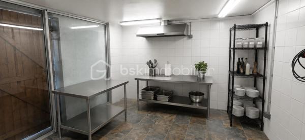 Exclusif ! Vente d'un immeuble complet de 220m² comprenant un local commercial libre et 2 appartements.
Au rdc, l'ancien Bar-Restaurant avec Licence IV bénéficie d'une très belle visibilité et d'un fort passage.
Le commerce d'environ 100m² propose une belle salle de restauration avec grand comptoir, wc, 3 arrières salles pour la préparation et la cuisine. Vous bénéficiez également d'une cave.
De la grande salle, vous avez accès par 2 portes-fenêtres sur l'extérieur, idéal pour positionner une terrasse avec accord de la commune.
30 Places assises à l'intérieur et 30 à l'extérieur.
Au 1er étage, vous profiterez d'un appartement de 60m² environ composé d'un salon, d'une chambre, d'une salle de bain et d'une terrasse privative. La cuisine utilisée est celle du bar-restaurant.
Au 2ème étage, un autre appartement de 60m² avec mezzanine est proposé. 
La cuisine est à positionner mais prévue, magnifique pièce de vie, chambre sur la mezzanine, wc et salle d'eau.
Travaux à terminer.
L'escalier d'accès aux appartements passe par le bar mais possibilité de mettre en place un accès par l'extérieur.
Chauffage par pompe à chaleur et radiateurs énergie sèche au 2ème étage.