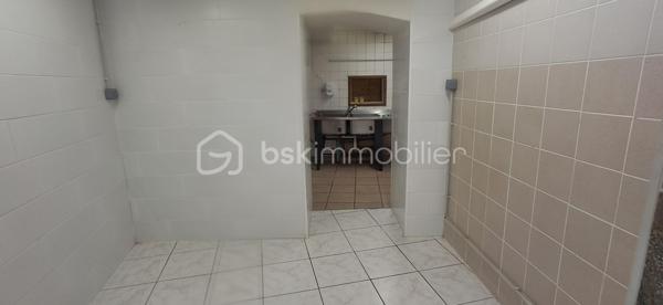 Exclusif ! Vente d'un immeuble complet de 220m² comprenant un local commercial libre et 2 appartements.
Au rdc, l'ancien Bar-Restaurant avec Licence IV bénéficie d'une très belle visibilité et d'un fort passage.
Le commerce d'environ 100m² propose une belle salle de restauration avec grand comptoir, wc, 3 arrières salles pour la préparation et la cuisine. Vous bénéficiez également d'une cave.
De la grande salle, vous avez accès par 2 portes-fenêtres sur l'extérieur, idéal pour positionner une terrasse avec accord de la commune.
30 Places assises à l'intérieur et 30 à l'extérieur.
Au 1er étage, vous profiterez d'un appartement de 60m² environ composé d'un salon, d'une chambre, d'une salle de bain et d'une terrasse privative. La cuisine utilisée est celle du bar-restaurant.
Au 2ème étage, un autre appartement de 60m² avec mezzanine est proposé. 
La cuisine est à positionner mais prévue, magnifique pièce de vie, chambre sur la mezzanine, wc et salle d'eau.
Travaux à terminer.
L'escalier d'accès aux appartements passe par le bar mais possibilité de mettre en place un accès par l'extérieur.
Chauffage par pompe à chaleur et radiateurs énergie sèche au 2ème étage.