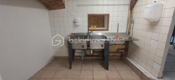 Exclusif ! Vente d'un immeuble complet de 220m² comprenant un local commercial libre et 2 appartements.
Au rdc, l'ancien Bar-Restaurant avec Licence IV bénéficie d'une très belle visibilité et d'un fort passage.
Le commerce d'environ 100m² propose une belle salle de restauration avec grand comptoir, wc, 3 arrières salles pour la préparation et la cuisine. Vous bénéficiez également d'une cave.
De la grande salle, vous avez accès par 2 portes-fenêtres sur l'extérieur, idéal pour positionner une terrasse avec accord de la commune.
30 Places assises à l'intérieur et 30 à l'extérieur.
Au 1er étage, vous profiterez d'un appartement de 60m² environ composé d'un salon, d'une chambre, d'une salle de bain et d'une terrasse privative. La cuisine utilisée est celle du bar-restaurant.
Au 2ème étage, un autre appartement de 60m² avec mezzanine est proposé. 
La cuisine est à positionner mais prévue, magnifique pièce de vie, chambre sur la mezzanine, wc et salle d'eau.
Travaux à terminer.
L'escalier d'accès aux appartements passe par le bar mais possibilité de mettre en place un accès par l'extérieur.
Chauffage par pompe à chaleur et radiateurs énergie sèche au 2ème étage.
