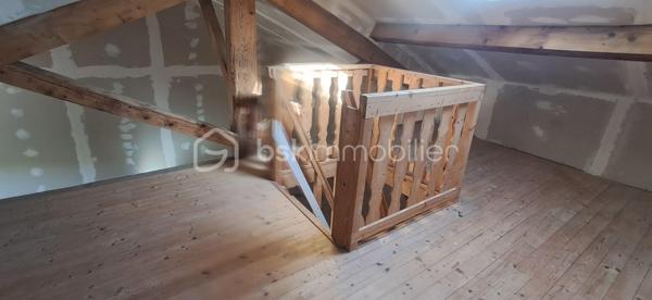 Exclusif ! Vente d'un immeuble complet de 220m² comprenant un local commercial libre et 2 appartements.
Au rdc, l'ancien Bar-Restaurant avec Licence IV bénéficie d'une très belle visibilité et d'un fort passage.
Le commerce d'environ 100m² propose une belle salle de restauration avec grand comptoir, wc, 3 arrières salles pour la préparation et la cuisine. Vous bénéficiez également d'une cave.
De la grande salle, vous avez accès par 2 portes-fenêtres sur l'extérieur, idéal pour positionner une terrasse avec accord de la commune.
30 Places assises à l'intérieur et 30 à l'extérieur.
Au 1er étage, vous profiterez d'un appartement de 60m² environ composé d'un salon, d'une chambre, d'une salle de bain et d'une terrasse privative. La cuisine utilisée est celle du bar-restaurant.
Au 2ème étage, un autre appartement de 60m² avec mezzanine est proposé. 
La cuisine est à positionner mais prévue, magnifique pièce de vie, chambre sur la mezzanine, wc et salle d'eau.
Travaux à terminer.
L'escalier d'accès aux appartements passe par le bar mais possibilité de mettre en place un accès par l'extérieur.
Chauffage par pompe à chaleur et radiateurs énergie sèche au 2ème étage.