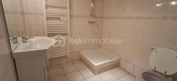 Exclusif ! Vente d'un immeuble complet de 220m² comprenant un local commercial libre et 2 appartements.
Au rdc, l'ancien Bar-Restaurant avec Licence IV bénéficie d'une très belle visibilité et d'un fort passage.
Le commerce d'environ 100m² propose une belle salle de restauration avec grand comptoir, wc, 3 arrières salles pour la préparation et la cuisine. Vous bénéficiez également d'une cave.
De la grande salle, vous avez accès par 2 portes-fenêtres sur l'extérieur, idéal pour positionner une terrasse avec accord de la commune.
30 Places assises à l'intérieur et 30 à l'extérieur.
Au 1er étage, vous profiterez d'un appartement de 60m² environ composé d'un salon, d'une chambre, d'une salle de bain et d'une terrasse privative. La cuisine utilisée est celle du bar-restaurant.
Au 2ème étage, un autre appartement de 60m² avec mezzanine est proposé. 
La cuisine est à positionner mais prévue, magnifique pièce de vie, chambre sur la mezzanine, wc et salle d'eau.
Travaux à terminer.
L'escalier d'accès aux appartements passe par le bar mais possibilité de mettre en place un accès par l'extérieur.
Chauffage par pompe à chaleur et radiateurs énergie sèche au 2ème étage.