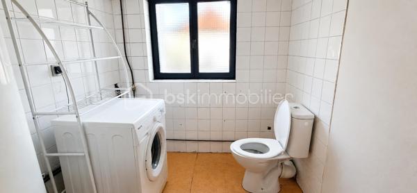 Exclusif ! Vente d'un immeuble complet de 220m² comprenant un local commercial libre et 2 appartements.
Au rdc, l'ancien Bar-Restaurant avec Licence IV bénéficie d'une très belle visibilité et d'un fort passage.
Le commerce d'environ 100m² propose une belle salle de restauration avec grand comptoir, wc, 3 arrières salles pour la préparation et la cuisine. Vous bénéficiez également d'une cave.
De la grande salle, vous avez accès par 2 portes-fenêtres sur l'extérieur, idéal pour positionner une terrasse avec accord de la commune.
30 Places assises à l'intérieur et 30 à l'extérieur.
Au 1er étage, vous profiterez d'un appartement de 60m² environ composé d'un salon, d'une chambre, d'une salle de bain et d'une terrasse privative. La cuisine utilisée est celle du bar-restaurant.
Au 2ème étage, un autre appartement de 60m² avec mezzanine est proposé. 
La cuisine est à positionner mais prévue, magnifique pièce de vie, chambre sur la mezzanine, wc et salle d'eau.
Travaux à terminer.
L'escalier d'accès aux appartements passe par le bar mais possibilité de mettre en place un accès par l'extérieur.
Chauffage par pompe à chaleur et radiateurs énergie sèche au 2ème étage.