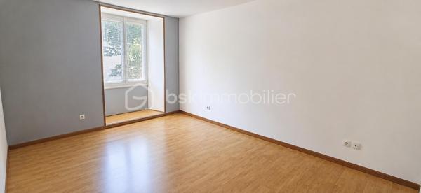 Exclusif ! Vente d'un immeuble complet de 220m² comprenant un local commercial libre et 2 appartements.
Au rdc, l'ancien Bar-Restaurant avec Licence IV bénéficie d'une très belle visibilité et d'un fort passage.
Le commerce d'environ 100m² propose une belle salle de restauration avec grand comptoir, wc, 3 arrières salles pour la préparation et la cuisine. Vous bénéficiez également d'une cave.
De la grande salle, vous avez accès par 2 portes-fenêtres sur l'extérieur, idéal pour positionner une terrasse avec accord de la commune.
30 Places assises à l'intérieur et 30 à l'extérieur.
Au 1er étage, vous profiterez d'un appartement de 60m² environ composé d'un salon, d'une chambre, d'une salle de bain et d'une terrasse privative. La cuisine utilisée est celle du bar-restaurant.
Au 2ème étage, un autre appartement de 60m² avec mezzanine est proposé. 
La cuisine est à positionner mais prévue, magnifique pièce de vie, chambre sur la mezzanine, wc et salle d'eau.
Travaux à terminer.
L'escalier d'accès aux appartements passe par le bar mais possibilité de mettre en place un accès par l'extérieur.
Chauffage par pompe à chaleur et radiateurs énergie sèche au 2ème étage.