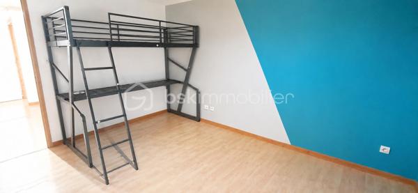 Exclusif ! Vente d'un immeuble complet de 220m² comprenant un local commercial libre et 2 appartements.
Au rdc, l'ancien Bar-Restaurant avec Licence IV bénéficie d'une très belle visibilité et d'un fort passage.
Le commerce d'environ 100m² propose une belle salle de restauration avec grand comptoir, wc, 3 arrières salles pour la préparation et la cuisine. Vous bénéficiez également d'une cave.
De la grande salle, vous avez accès par 2 portes-fenêtres sur l'extérieur, idéal pour positionner une terrasse avec accord de la commune.
30 Places assises à l'intérieur et 30 à l'extérieur.
Au 1er étage, vous profiterez d'un appartement de 60m² environ composé d'un salon, d'une chambre, d'une salle de bain et d'une terrasse privative. La cuisine utilisée est celle du bar-restaurant.
Au 2ème étage, un autre appartement de 60m² avec mezzanine est proposé. 
La cuisine est à positionner mais prévue, magnifique pièce de vie, chambre sur la mezzanine, wc et salle d'eau.
Travaux à terminer.
L'escalier d'accès aux appartements passe par le bar mais possibilité de mettre en place un accès par l'extérieur.
Chauffage par pompe à chaleur et radiateurs énergie sèche au 2ème étage.