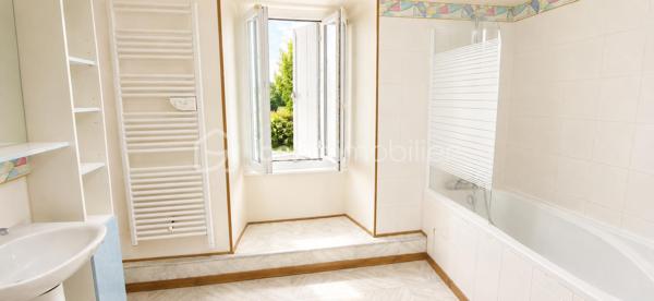 Exclusif ! Vente d'un immeuble complet de 220m² comprenant un local commercial libre et 2 appartements.
Au rdc, l'ancien Bar-Restaurant avec Licence IV bénéficie d'une très belle visibilité et d'un fort passage.
Le commerce d'environ 100m² propose une belle salle de restauration avec grand comptoir, wc, 3 arrières salles pour la préparation et la cuisine. Vous bénéficiez également d'une cave.
De la grande salle, vous avez accès par 2 portes-fenêtres sur l'extérieur, idéal pour positionner une terrasse avec accord de la commune.
30 Places assises à l'intérieur et 30 à l'extérieur.
Au 1er étage, vous profiterez d'un appartement de 60m² environ composé d'un salon, d'une chambre, d'une salle de bain et d'une terrasse privative. La cuisine utilisée est celle du bar-restaurant.
Au 2ème étage, un autre appartement de 60m² avec mezzanine est proposé. 
La cuisine est à positionner mais prévue, magnifique pièce de vie, chambre sur la mezzanine, wc et salle d'eau.
Travaux à terminer.
L'escalier d'accès aux appartements passe par le bar mais possibilité de mettre en place un accès par l'extérieur.
Chauffage par pompe à chaleur et radiateurs énergie sèche au 2ème étage.