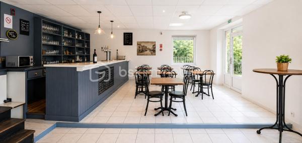 Exclusif ! Vente d'un immeuble complet de 220m² comprenant un local commercial libre et 2 appartements.
Au rdc, l'ancien Bar-Restaurant avec Licence IV bénéficie d'une très belle visibilité et d'un fort passage.
Le commerce d'environ 100m² propose une belle salle de restauration avec grand comptoir, wc, 3 arrières salles pour la préparation et la cuisine. Vous bénéficiez également d'une cave.
De la grande salle, vous avez accès par 2 portes-fenêtres sur l'extérieur, idéal pour positionner une terrasse avec accord de la commune.
30 Places assises à l'intérieur et 30 à l'extérieur.
Au 1er étage, vous profiterez d'un appartement de 60m² environ composé d'un salon, d'une chambre, d'une salle de bain et d'une terrasse privative. La cuisine utilisée est celle du bar-restaurant.
Au 2ème étage, un autre appartement de 60m² avec mezzanine est proposé. 
La cuisine est à positionner mais prévue, magnifique pièce de vie, chambre sur la mezzanine, wc et salle d'eau.
Travaux à terminer.
L'escalier d'accès aux appartements passe par le bar mais possibilité de mettre en place un accès par l'extérieur.
Chauffage par pompe à chaleur et radiateurs énergie sèche au 2ème étage.