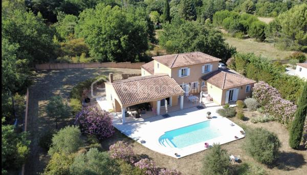 🏡 BSK IMMOBILIER – VALÉRIE BARBIERI vous propose en exclusivité un bien rare sur le secteur ! 🏡

✨ Cadre de vie privilégié, calme absolu et village accessible à pied ! ✨

Idéalement située dans un environnement résidentiel recherché, à seulement quelques minutes à pied du cœur du village, de ses commerces, écoles et commodités, cette superbe maison familiale saura vous séduire par ses volumes généreux, son confort moderne et son magnifique terrain de 2 000 m² entièrement clos.

Dès l'entrée, vous découvrirez un espace accueillant avec placard, ouvrant sur une vaste pièce de vie d'environ 50 m² baignée de lumière , composée d'un salon et d'une salle à manger. Cet espace bénéficie d'une climatisation gainable ainsi que d'un poêle à bois, pour un confort optimal tout au long de l'année.

La cuisine semi-ouverte d'environ 20 m², également climatisée, offre un espace convivial tourné vers l'extérieur et la piscine, tout comme le séjour.

Le rez-de-chaussée accueille une belle suite parentale avec dressing et salle d'eau privative, ainsi qu'un WC indépendant.

À l'étage, vous trouverez : Deux grandes chambres lumineuses, Une salle de bains, Un WC indépendant.

🌴 À l'extérieur, le charme opère immédiatement !

Le terrain plat de 2 000 m², entièrement clôturé, et arboré vous permettra de profiter pleinement d'un cadre verdoyant et intimiste.

Une piscine de 8 x 4 mètres invite à la détente et aux moments de convivialité en famille ou entre amis.

Un garage ainsi qu'une buanderie viennent compléter les prestations de cette propriété.

Les atouts qui font la différence :
✅ Secteur particulièrement recherché
✅ Quartier résidentiel calme et sécurisé
✅ Village et commodités accessibles à pied
✅ Terrain clos de 2 000 m²
✅ Piscine 8 x 4 m
✅ Suite parentale en rez-de-chaussée
✅ Climatisation gainable
✅ Poêle à bois
✅ Garage et buanderie
✅ Fibre optique
✅ Vide sanitaire
✅ Tout-à-l'égout

💎 Une maison offrant un équilibre parfait entre confort, tranquillité et proximité des commodités.

DPE en cours …
Vidéo à la demande! 

Un bien rare à la vente qui conviendra aussi bien à une résidence principale qu'à une résidence secondaire de qualité.

📞 Contactez-moi dès aujourd'hui pour organiser votre visite et découvrir cette propriété.
Visites possibles 7 jours sur 7, week-ends et jours fériés inclus, sur rendez-vous.