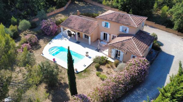 🏡 BSK IMMOBILIER – VALÉRIE BARBIERI vous propose en exclusivité un bien rare sur le secteur ! 🏡

✨ Cadre de vie privilégié, calme absolu et village accessible à pied ! ✨

Idéalement située dans un environnement résidentiel recherché, à seulement quelques minutes à pied du cœur du village, de ses commerces, écoles et commodités, cette superbe maison familiale saura vous séduire par ses volumes généreux, son confort moderne et son magnifique terrain de 2 000 m² entièrement clos.

Dès l'entrée, vous découvrirez un espace accueillant avec placard, ouvrant sur une vaste pièce de vie d'environ 50 m² baignée de lumière , composée d'un salon et d'une salle à manger. Cet espace bénéficie d'une climatisation gainable ainsi que d'un poêle à bois, pour un confort optimal tout au long de l'année.

La cuisine semi-ouverte d'environ 20 m², également climatisée, offre un espace convivial tourné vers l'extérieur et la piscine, tout comme le séjour.

Le rez-de-chaussée accueille une belle suite parentale avec dressing et salle d'eau privative, ainsi qu'un WC indépendant.

À l'étage, vous trouverez : Deux grandes chambres lumineuses, Une salle de bains, Un WC indépendant.

🌴 À l'extérieur, le charme opère immédiatement !

Le terrain plat de 2 000 m², entièrement clôturé, et arboré vous permettra de profiter pleinement d'un cadre verdoyant et intimiste.

Une piscine de 8 x 4 mètres invite à la détente et aux moments de convivialité en famille ou entre amis.

Un garage ainsi qu'une buanderie viennent compléter les prestations de cette propriété.

Les atouts qui font la différence :
✅ Secteur particulièrement recherché
✅ Quartier résidentiel calme et sécurisé
✅ Village et commodités accessibles à pied
✅ Terrain clos de 2 000 m²
✅ Piscine 8 x 4 m
✅ Suite parentale en rez-de-chaussée
✅ Climatisation gainable
✅ Poêle à bois
✅ Garage et buanderie
✅ Fibre optique
✅ Vide sanitaire
✅ Tout-à-l'égout

💎 Une maison offrant un équilibre parfait entre confort, tranquillité et proximité des commodités.

DPE en cours …
Vidéo à la demande! 

Un bien rare à la vente qui conviendra aussi bien à une résidence principale qu'à une résidence secondaire de qualité.

📞 Contactez-moi dès aujourd'hui pour organiser votre visite et découvrir cette propriété.
Visites possibles 7 jours sur 7, week-ends et jours fériés inclus, sur rendez-vous.