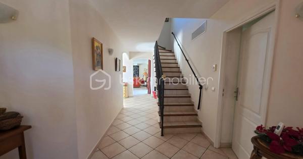 🏡 BSK IMMOBILIER – VALÉRIE BARBIERI vous propose en exclusivité un bien rare sur le secteur ! 🏡

✨ Cadre de vie privilégié, calme absolu et village accessible à pied ! ✨

Idéalement située dans un environnement résidentiel recherché, à seulement quelques minutes à pied du cœur du village, de ses commerces, écoles et commodités, cette superbe maison familiale saura vous séduire par ses volumes généreux, son confort moderne et son magnifique terrain de 2 000 m² entièrement clos.

Dès l'entrée, vous découvrirez un espace accueillant avec placard, ouvrant sur une vaste pièce de vie d'environ 50 m² baignée de lumière , composée d'un salon et d'une salle à manger. Cet espace bénéficie d'une climatisation gainable ainsi que d'un poêle à bois, pour un confort optimal tout au long de l'année.

La cuisine semi-ouverte d'environ 20 m², également climatisée, offre un espace convivial tourné vers l'extérieur et la piscine, tout comme le séjour.

Le rez-de-chaussée accueille une belle suite parentale avec dressing et salle d'eau privative, ainsi qu'un WC indépendant.

À l'étage, vous trouverez : Deux grandes chambres lumineuses, Une salle de bains, Un WC indépendant.

🌴 À l'extérieur, le charme opère immédiatement !

Le terrain plat de 2 000 m², entièrement clôturé, et arboré vous permettra de profiter pleinement d'un cadre verdoyant et intimiste.

Une piscine de 8 x 4 mètres invite à la détente et aux moments de convivialité en famille ou entre amis.

Un garage ainsi qu'une buanderie viennent compléter les prestations de cette propriété.

Les atouts qui font la différence :
✅ Secteur particulièrement recherché
✅ Quartier résidentiel calme et sécurisé
✅ Village et commodités accessibles à pied
✅ Terrain clos de 2 000 m²
✅ Piscine 8 x 4 m
✅ Suite parentale en rez-de-chaussée
✅ Climatisation gainable
✅ Poêle à bois
✅ Garage et buanderie
✅ Fibre optique
✅ Vide sanitaire
✅ Tout-à-l'égout

💎 Une maison offrant un équilibre parfait entre confort, tranquillité et proximité des commodités.

DPE en cours …
Vidéo à la demande! 

Un bien rare à la vente qui conviendra aussi bien à une résidence principale qu'à une résidence secondaire de qualité.

📞 Contactez-moi dès aujourd'hui pour organiser votre visite et découvrir cette propriété.
Visites possibles 7 jours sur 7, week-ends et jours fériés inclus, sur rendez-vous.