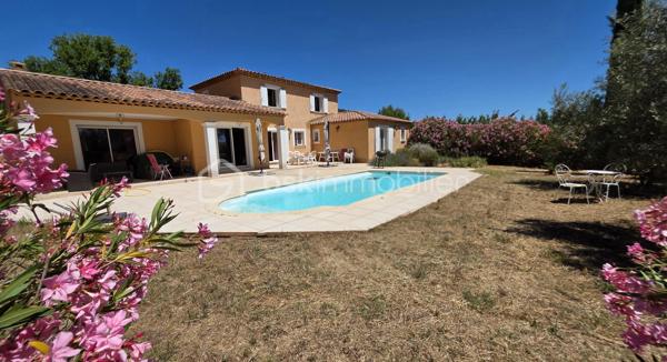 🏡 BSK IMMOBILIER – VALÉRIE BARBIERI vous propose en exclusivité un bien rare sur le secteur ! 🏡

✨ Cadre de vie privilégié, calme absolu et village accessible à pied ! ✨

Idéalement située dans un environnement résidentiel recherché, à seulement quelques minutes à pied du cœur du village, de ses commerces, écoles et commodités, cette superbe maison familiale saura vous séduire par ses volumes généreux, son confort moderne et son magnifique terrain de 2 000 m² entièrement clos.

Dès l'entrée, vous découvrirez un espace accueillant avec placard, ouvrant sur une vaste pièce de vie d'environ 50 m² baignée de lumière , composée d'un salon et d'une salle à manger. Cet espace bénéficie d'une climatisation gainable ainsi que d'un poêle à bois, pour un confort optimal tout au long de l'année.

La cuisine semi-ouverte d'environ 20 m², également climatisée, offre un espace convivial tourné vers l'extérieur et la piscine, tout comme le séjour.

Le rez-de-chaussée accueille une belle suite parentale avec dressing et salle d'eau privative, ainsi qu'un WC indépendant.

À l'étage, vous trouverez : Deux grandes chambres lumineuses, Une salle de bains, Un WC indépendant.

🌴 À l'extérieur, le charme opère immédiatement !

Le terrain plat de 2 000 m², entièrement clôturé, et arboré vous permettra de profiter pleinement d'un cadre verdoyant et intimiste.

Une piscine de 8 x 4 mètres invite à la détente et aux moments de convivialité en famille ou entre amis.

Un garage ainsi qu'une buanderie viennent compléter les prestations de cette propriété.

Les atouts qui font la différence :
✅ Secteur particulièrement recherché
✅ Quartier résidentiel calme et sécurisé
✅ Village et commodités accessibles à pied
✅ Terrain clos de 2 000 m²
✅ Piscine 8 x 4 m
✅ Suite parentale en rez-de-chaussée
✅ Climatisation gainable
✅ Poêle à bois
✅ Garage et buanderie
✅ Fibre optique
✅ Vide sanitaire
✅ Tout-à-l'égout

💎 Une maison offrant un équilibre parfait entre confort, tranquillité et proximité des commodités.

DPE en cours …
Vidéo à la demande! 

Un bien rare à la vente qui conviendra aussi bien à une résidence principale qu'à une résidence secondaire de qualité.

📞 Contactez-moi dès aujourd'hui pour organiser votre visite et découvrir cette propriété.
Visites possibles 7 jours sur 7, week-ends et jours fériés inclus, sur rendez-vous.