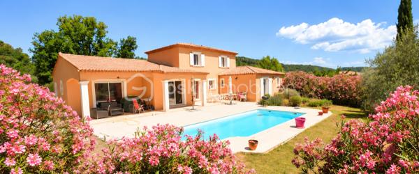 🏡 BSK IMMOBILIER – VALÉRIE BARBIERI vous propose en exclusivité un bien rare sur le secteur ! 🏡

✨ Cadre de vie privilégié, calme absolu et village accessible à pied ! ✨

Idéalement située dans un environnement résidentiel recherché, à seulement quelques minutes à pied du cœur du village, de ses commerces, écoles et commodités, cette superbe maison familiale saura vous séduire par ses volumes généreux, son confort moderne et son magnifique terrain de 2 000 m² entièrement clos.

Dès l'entrée, vous découvrirez un espace accueillant avec placard, ouvrant sur une vaste pièce de vie d'environ 50 m² baignée de lumière , composée d'un salon et d'une salle à manger. Cet espace bénéficie d'une climatisation gainable ainsi que d'un poêle à bois, pour un confort optimal tout au long de l'année.

La cuisine semi-ouverte d'environ 20 m², également climatisée, offre un espace convivial tourné vers l'extérieur et la piscine, tout comme le séjour.

Le rez-de-chaussée accueille une belle suite parentale avec dressing et salle d'eau privative, ainsi qu'un WC indépendant.

À l'étage, vous trouverez : Deux grandes chambres lumineuses, Une salle de bains, Un WC indépendant.

🌴 À l'extérieur, le charme opère immédiatement !

Le terrain plat de 2 000 m², entièrement clôturé, et arboré vous permettra de profiter pleinement d'un cadre verdoyant et intimiste.

Une piscine de 8 x 4 mètres invite à la détente et aux moments de convivialité en famille ou entre amis.

Un garage ainsi qu'une buanderie viennent compléter les prestations de cette propriété.

Les atouts qui font la différence :
✅ Secteur particulièrement recherché
✅ Quartier résidentiel calme et sécurisé
✅ Village et commodités accessibles à pied
✅ Terrain clos de 2 000 m²
✅ Piscine 8 x 4 m
✅ Suite parentale en rez-de-chaussée
✅ Climatisation gainable
✅ Poêle à bois
✅ Garage et buanderie
✅ Fibre optique
✅ Vide sanitaire
✅ Tout-à-l'égout

💎 Une maison offrant un équilibre parfait entre confort, tranquillité et proximité des commodités.

DPE en cours …
Vidéo à la demande! 

Un bien rare à la vente qui conviendra aussi bien à une résidence principale qu'à une résidence secondaire de qualité.

📞 Contactez-moi dès aujourd'hui pour organiser votre visite et découvrir cette propriété.
Visites possibles 7 jours sur 7, week-ends et jours fériés inclus, sur rendez-vous.