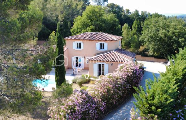 🏡 BSK IMMOBILIER – VALÉRIE BARBIERI vous propose en exclusivité un bien rare sur le secteur ! 🏡

✨ Cadre de vie privilégié, calme absolu et village accessible à pied ! ✨

Idéalement située dans un environnement résidentiel recherché, à seulement quelques minutes à pied du cœur du village, de ses commerces, écoles et commodités, cette superbe maison familiale saura vous séduire par ses volumes généreux, son confort moderne et son magnifique terrain de 2 000 m² entièrement clos.

Dès l'entrée, vous découvrirez un espace accueillant avec placard, ouvrant sur une vaste pièce de vie d'environ 50 m² baignée de lumière , composée d'un salon et d'une salle à manger. Cet espace bénéficie d'une climatisation gainable ainsi que d'un poêle à bois, pour un confort optimal tout au long de l'année.

La cuisine semi-ouverte d'environ 20 m², également climatisée, offre un espace convivial tourné vers l'extérieur et la piscine, tout comme le séjour.

Le rez-de-chaussée accueille une belle suite parentale avec dressing et salle d'eau privative, ainsi qu'un WC indépendant.

À l'étage, vous trouverez : Deux grandes chambres lumineuses, Une salle de bains, Un WC indépendant.

🌴 À l'extérieur, le charme opère immédiatement !

Le terrain plat de 2 000 m², entièrement clôturé, et arboré vous permettra de profiter pleinement d'un cadre verdoyant et intimiste.

Une piscine de 8 x 4 mètres invite à la détente et aux moments de convivialité en famille ou entre amis.

Un garage ainsi qu'une buanderie viennent compléter les prestations de cette propriété.

Les atouts qui font la différence :
✅ Secteur particulièrement recherché
✅ Quartier résidentiel calme et sécurisé
✅ Village et commodités accessibles à pied
✅ Terrain clos de 2 000 m²
✅ Piscine 8 x 4 m
✅ Suite parentale en rez-de-chaussée
✅ Climatisation gainable
✅ Poêle à bois
✅ Garage et buanderie
✅ Fibre optique
✅ Vide sanitaire
✅ Tout-à-l'égout

💎 Une maison offrant un équilibre parfait entre confort, tranquillité et proximité des commodités.

DPE en cours …
Vidéo à la demande! 

Un bien rare à la vente qui conviendra aussi bien à une résidence principale qu'à une résidence secondaire de qualité.

📞 Contactez-moi dès aujourd'hui pour organiser votre visite et découvrir cette propriété.
Visites possibles 7 jours sur 7, week-ends et jours fériés inclus, sur rendez-vous.