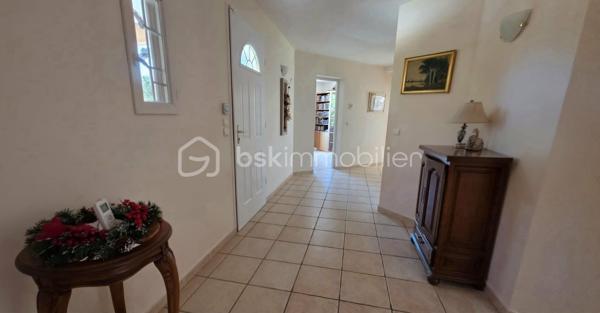 🏡 BSK IMMOBILIER – VALÉRIE BARBIERI vous propose en exclusivité un bien rare sur le secteur ! 🏡

✨ Cadre de vie privilégié, calme absolu et village accessible à pied ! ✨

Idéalement située dans un environnement résidentiel recherché, à seulement quelques minutes à pied du cœur du village, de ses commerces, écoles et commodités, cette superbe maison familiale saura vous séduire par ses volumes généreux, son confort moderne et son magnifique terrain de 2 000 m² entièrement clos.

Dès l'entrée, vous découvrirez un espace accueillant avec placard, ouvrant sur une vaste pièce de vie d'environ 50 m² baignée de lumière , composée d'un salon et d'une salle à manger. Cet espace bénéficie d'une climatisation gainable ainsi que d'un poêle à bois, pour un confort optimal tout au long de l'année.

La cuisine semi-ouverte d'environ 20 m², également climatisée, offre un espace convivial tourné vers l'extérieur et la piscine, tout comme le séjour.

Le rez-de-chaussée accueille une belle suite parentale avec dressing et salle d'eau privative, ainsi qu'un WC indépendant.

À l'étage, vous trouverez : Deux grandes chambres lumineuses, Une salle de bains, Un WC indépendant.

🌴 À l'extérieur, le charme opère immédiatement !

Le terrain plat de 2 000 m², entièrement clôturé, et arboré vous permettra de profiter pleinement d'un cadre verdoyant et intimiste.

Une piscine de 8 x 4 mètres invite à la détente et aux moments de convivialité en famille ou entre amis.

Un garage ainsi qu'une buanderie viennent compléter les prestations de cette propriété.

Les atouts qui font la différence :
✅ Secteur particulièrement recherché
✅ Quartier résidentiel calme et sécurisé
✅ Village et commodités accessibles à pied
✅ Terrain clos de 2 000 m²
✅ Piscine 8 x 4 m
✅ Suite parentale en rez-de-chaussée
✅ Climatisation gainable
✅ Poêle à bois
✅ Garage et buanderie
✅ Fibre optique
✅ Vide sanitaire
✅ Tout-à-l'égout

💎 Une maison offrant un équilibre parfait entre confort, tranquillité et proximité des commodités.

DPE en cours …
Vidéo à la demande! 

Un bien rare à la vente qui conviendra aussi bien à une résidence principale qu'à une résidence secondaire de qualité.

📞 Contactez-moi dès aujourd'hui pour organiser votre visite et découvrir cette propriété.
Visites possibles 7 jours sur 7, week-ends et jours fériés inclus, sur rendez-vous.