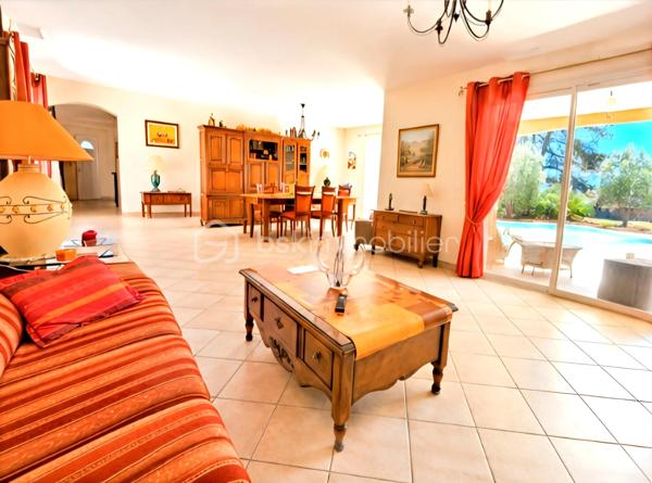 🏡 BSK IMMOBILIER – VALÉRIE BARBIERI vous propose en exclusivité un bien rare sur le secteur ! 🏡

✨ Cadre de vie privilégié, calme absolu et village accessible à pied ! ✨

Idéalement située dans un environnement résidentiel recherché, à seulement quelques minutes à pied du cœur du village, de ses commerces, écoles et commodités, cette superbe maison familiale saura vous séduire par ses volumes généreux, son confort moderne et son magnifique terrain de 2 000 m² entièrement clos.

Dès l'entrée, vous découvrirez un espace accueillant avec placard, ouvrant sur une vaste pièce de vie d'environ 50 m² baignée de lumière , composée d'un salon et d'une salle à manger. Cet espace bénéficie d'une climatisation gainable ainsi que d'un poêle à bois, pour un confort optimal tout au long de l'année.

La cuisine semi-ouverte d'environ 20 m², également climatisée, offre un espace convivial tourné vers l'extérieur et la piscine, tout comme le séjour.

Le rez-de-chaussée accueille une belle suite parentale avec dressing et salle d'eau privative, ainsi qu'un WC indépendant.

À l'étage, vous trouverez : Deux grandes chambres lumineuses, Une salle de bains, Un WC indépendant.

🌴 À l'extérieur, le charme opère immédiatement !

Le terrain plat de 2 000 m², entièrement clôturé, et arboré vous permettra de profiter pleinement d'un cadre verdoyant et intimiste.

Une piscine de 8 x 4 mètres invite à la détente et aux moments de convivialité en famille ou entre amis.

Un garage ainsi qu'une buanderie viennent compléter les prestations de cette propriété.

Les atouts qui font la différence :
✅ Secteur particulièrement recherché
✅ Quartier résidentiel calme et sécurisé
✅ Village et commodités accessibles à pied
✅ Terrain clos de 2 000 m²
✅ Piscine 8 x 4 m
✅ Suite parentale en rez-de-chaussée
✅ Climatisation gainable
✅ Poêle à bois
✅ Garage et buanderie
✅ Fibre optique
✅ Vide sanitaire
✅ Tout-à-l'égout

💎 Une maison offrant un équilibre parfait entre confort, tranquillité et proximité des commodités.

DPE en cours …
Vidéo à la demande! 

Un bien rare à la vente qui conviendra aussi bien à une résidence principale qu'à une résidence secondaire de qualité.

📞 Contactez-moi dès aujourd'hui pour organiser votre visite et découvrir cette propriété.
Visites possibles 7 jours sur 7, week-ends et jours fériés inclus, sur rendez-vous.
