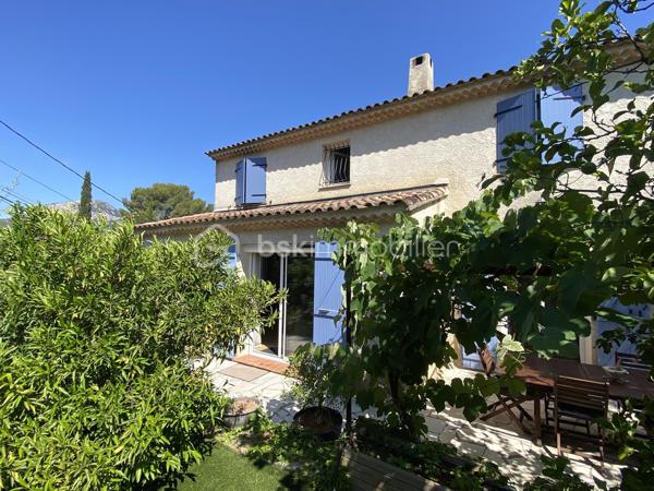 EXCLUSIVITÉ – Toulon, direction Le Revest | Maison de 97 m² avec piscine, au calme absolu.

Dans un quartier recherché des routes à Toulon Ouest (les 4 chemins) à la limite du Revest-les- eaux. Cette maison se cache au calme absolu : pas un bruit, juste la verdure, la lumière et le chant des cigales l’été, au pied du Mont Faron.

On entre, et on pose ses valises. Tout est prêt, tout est soigné, aucun travaux à prévoir.

Le séjour donne le ton : 33 m² lumineux, organisés autour d’un poêle qui réchauffe les soirées d’hiver. La cuisine, moderne et équipée, ouvre de plain-pied sur la terrasse et la piscine. On imagine déjà les déjeuners dehors, les enfants dans l’eau, les amis qui s’attardent tard le soir. À ce niveau, une chambre et un WC séparé : idéal pour recevoir, ou pour une chambre de plain-pied.

À l’étage, 2 chambres avec placards, une salle d’eau et un second WC séparé. Le genre de distribution pensée pour la vie de famille, où chacun trouve sa place.

Dehors, une piscine bordée de bois et un terrain facile à vivre, sans entretien lourd. Et du rangement comme on en rêve : garage, cave, vide sanitaire, et de quoi stationner deux véhicules.

Un vrai petit bijou, clé en main, dans l’un des secteurs les plus paisibles de Toulon. À voir sans tarder.

06.24.36.15.62 
coralie.mourgues@bskimmobilier.com