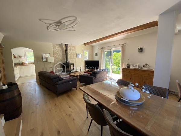 EXCLUSIVITÉ – Toulon, direction Le Revest | Maison de 97 m² avec piscine, au calme absolu.

Dans un quartier recherché des routes à Toulon Ouest (les 4 chemins) à la limite du Revest-les- eaux. Cette maison se cache au calme absolu : pas un bruit, juste la verdure, la lumière et le chant des cigales l’été, au pied du Mont Faron.

On entre, et on pose ses valises. Tout est prêt, tout est soigné, aucun travaux à prévoir.

Le séjour donne le ton : 33 m² lumineux, organisés autour d’un poêle qui réchauffe les soirées d’hiver. La cuisine, moderne et équipée, ouvre de plain-pied sur la terrasse et la piscine. On imagine déjà les déjeuners dehors, les enfants dans l’eau, les amis qui s’attardent tard le soir. À ce niveau, une chambre et un WC séparé : idéal pour recevoir, ou pour une chambre de plain-pied.

À l’étage, 2 chambres avec placards, une salle d’eau et un second WC séparé. Le genre de distribution pensée pour la vie de famille, où chacun trouve sa place.

Dehors, une piscine bordée de bois et un terrain facile à vivre, sans entretien lourd. Et du rangement comme on en rêve : garage, cave, vide sanitaire, et de quoi stationner deux véhicules.

Un vrai petit bijou, clé en main, dans l’un des secteurs les plus paisibles de Toulon. À voir sans tarder.

06.24.36.15.62 
coralie.mourgues@bskimmobilier.com