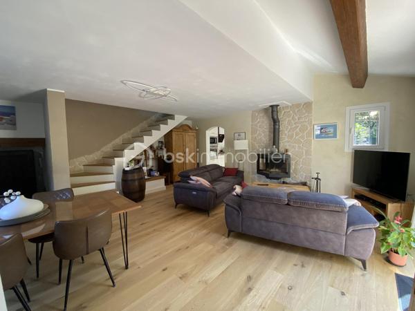 EXCLUSIVITÉ – Toulon, direction Le Revest | Maison de 97 m² avec piscine, au calme absolu.

Dans un quartier recherché des routes à Toulon Ouest (les 4 chemins) à la limite du Revest-les- eaux. Cette maison se cache au calme absolu : pas un bruit, juste la verdure, la lumière et le chant des cigales l’été, au pied du Mont Faron.

On entre, et on pose ses valises. Tout est prêt, tout est soigné, aucun travaux à prévoir.

Le séjour donne le ton : 33 m² lumineux, organisés autour d’un poêle qui réchauffe les soirées d’hiver. La cuisine, moderne et équipée, ouvre de plain-pied sur la terrasse et la piscine. On imagine déjà les déjeuners dehors, les enfants dans l’eau, les amis qui s’attardent tard le soir. À ce niveau, une chambre et un WC séparé : idéal pour recevoir, ou pour une chambre de plain-pied.

À l’étage, 2 chambres avec placards, une salle d’eau et un second WC séparé. Le genre de distribution pensée pour la vie de famille, où chacun trouve sa place.

Dehors, une piscine bordée de bois et un terrain facile à vivre, sans entretien lourd. Et du rangement comme on en rêve : garage, cave, vide sanitaire, et de quoi stationner deux véhicules.

Un vrai petit bijou, clé en main, dans l’un des secteurs les plus paisibles de Toulon. À voir sans tarder.

06.24.36.15.62 
coralie.mourgues@bskimmobilier.com