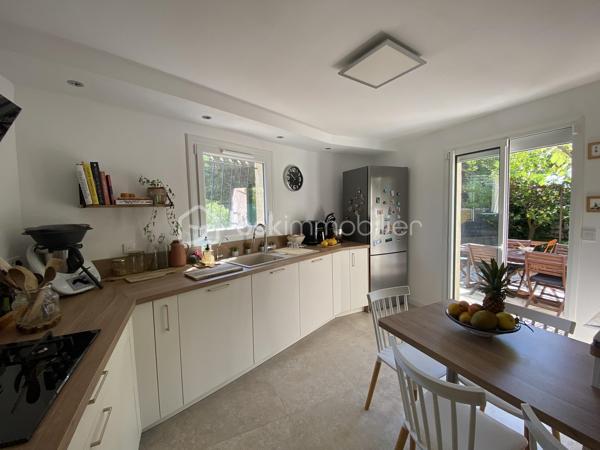 EXCLUSIVITÉ – Toulon, direction Le Revest | Maison de 97 m² avec piscine, au calme absolu.

Dans un quartier recherché des routes à Toulon Ouest (les 4 chemins) à la limite du Revest-les- eaux. Cette maison se cache au calme absolu : pas un bruit, juste la verdure, la lumière et le chant des cigales l’été, au pied du Mont Faron.

On entre, et on pose ses valises. Tout est prêt, tout est soigné, aucun travaux à prévoir.

Le séjour donne le ton : 33 m² lumineux, organisés autour d’un poêle qui réchauffe les soirées d’hiver. La cuisine, moderne et équipée, ouvre de plain-pied sur la terrasse et la piscine. On imagine déjà les déjeuners dehors, les enfants dans l’eau, les amis qui s’attardent tard le soir. À ce niveau, une chambre et un WC séparé : idéal pour recevoir, ou pour une chambre de plain-pied.

À l’étage, 2 chambres avec placards, une salle d’eau et un second WC séparé. Le genre de distribution pensée pour la vie de famille, où chacun trouve sa place.

Dehors, une piscine bordée de bois et un terrain facile à vivre, sans entretien lourd. Et du rangement comme on en rêve : garage, cave, vide sanitaire, et de quoi stationner deux véhicules.

Un vrai petit bijou, clé en main, dans l’un des secteurs les plus paisibles de Toulon. À voir sans tarder.

06.24.36.15.62 
coralie.mourgues@bskimmobilier.com