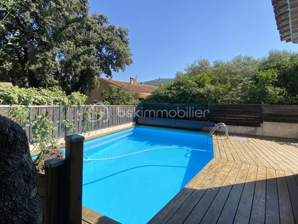 EXCLUSIVITÉ – Toulon, direction Le Revest | Maison de 97 m² avec piscine, au calme absolu.

Dans un quartier recherché des routes à Toulon Ouest (les 4 chemins) à la limite du Revest-les- eaux. Cette maison se cache au calme absolu : pas un bruit, juste la verdure, la lumière et le chant des cigales l’été, au pied du Mont Faron.

On entre, et on pose ses valises. Tout est prêt, tout est soigné, aucun travaux à prévoir.

Le séjour donne le ton : 33 m² lumineux, organisés autour d’un poêle qui réchauffe les soirées d’hiver. La cuisine, moderne et équipée, ouvre de plain-pied sur la terrasse et la piscine. On imagine déjà les déjeuners dehors, les enfants dans l’eau, les amis qui s’attardent tard le soir. À ce niveau, une chambre et un WC séparé : idéal pour recevoir, ou pour une chambre de plain-pied.

À l’étage, 2 chambres avec placards, une salle d’eau et un second WC séparé. Le genre de distribution pensée pour la vie de famille, où chacun trouve sa place.

Dehors, une piscine bordée de bois et un terrain facile à vivre, sans entretien lourd. Et du rangement comme on en rêve : garage, cave, vide sanitaire, et de quoi stationner deux véhicules.

Un vrai petit bijou, clé en main, dans l’un des secteurs les plus paisibles de Toulon. À voir sans tarder.

06.24.36.15.62 
coralie.mourgues@bskimmobilier.com