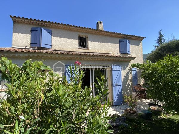 EXCLUSIVITÉ – Toulon, direction Le Revest | Maison de 97 m² avec piscine, au calme absolu.

Dans un quartier recherché des routes à Toulon Ouest (les 4 chemins) à la limite du Revest-les- eaux. Cette maison se cache au calme absolu : pas un bruit, juste la verdure, la lumière et le chant des cigales l’été, au pied du Mont Faron.

On entre, et on pose ses valises. Tout est prêt, tout est soigné, aucun travaux à prévoir.

Le séjour donne le ton : 33 m² lumineux, organisés autour d’un poêle qui réchauffe les soirées d’hiver. La cuisine, moderne et équipée, ouvre de plain-pied sur la terrasse et la piscine. On imagine déjà les déjeuners dehors, les enfants dans l’eau, les amis qui s’attardent tard le soir. À ce niveau, une chambre et un WC séparé : idéal pour recevoir, ou pour une chambre de plain-pied.

À l’étage, 2 chambres avec placards, une salle d’eau et un second WC séparé. Le genre de distribution pensée pour la vie de famille, où chacun trouve sa place.

Dehors, une piscine bordée de bois et un terrain facile à vivre, sans entretien lourd. Et du rangement comme on en rêve : garage, cave, vide sanitaire, et de quoi stationner deux véhicules.

Un vrai petit bijou, clé en main, dans l’un des secteurs les plus paisibles de Toulon. À voir sans tarder.

06.24.36.15.62 
coralie.mourgues@bskimmobilier.com
