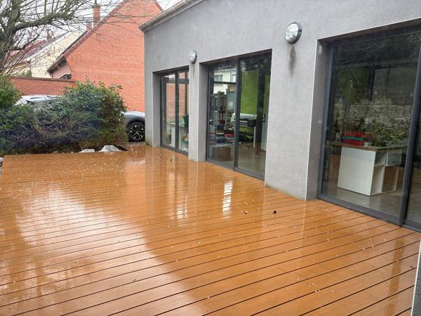 À LOUER ! Local professionnel ou commercial de 120 m² avec terrasse, parking et nombreux atouts