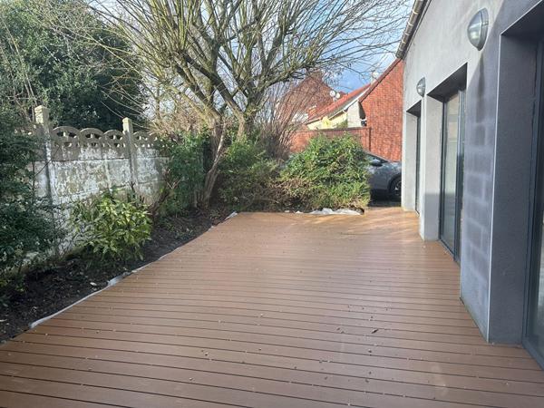 À LOUER ! Local professionnel ou commercial de 120 m² avec terrasse, parking et nombreux atouts