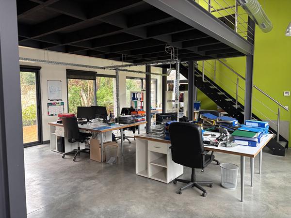 À LOUER ! Local professionnel ou commercial de 120 m² avec terrasse, parking et nombreux atouts