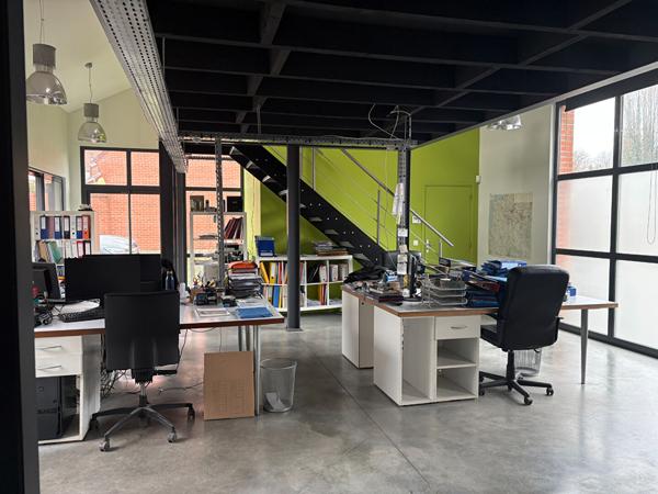À LOUER ! Local professionnel ou commercial de 120 m² avec terrasse, parking et nombreux atouts
