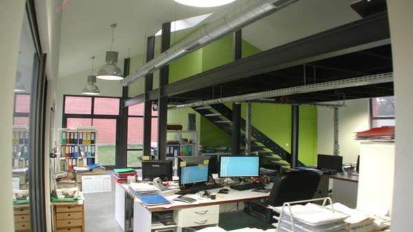 À LOUER ! Local professionnel ou commercial de 120 m² avec terrasse, parking et nombreux atouts