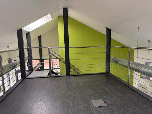À LOUER ! Local professionnel ou commercial de 120 m² avec terrasse, parking et nombreux atouts
