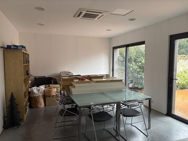 À LOUER ! Local professionnel ou commercial de 120 m² avec terrasse, parking et nombreux atouts