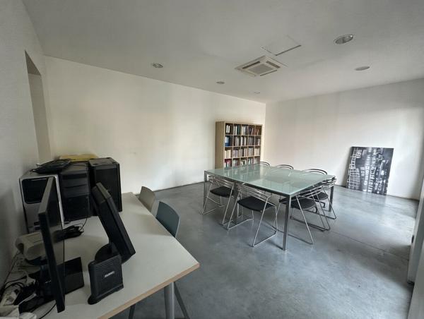 À LOUER ! Local professionnel ou commercial de 120 m² avec terrasse, parking et nombreux atouts