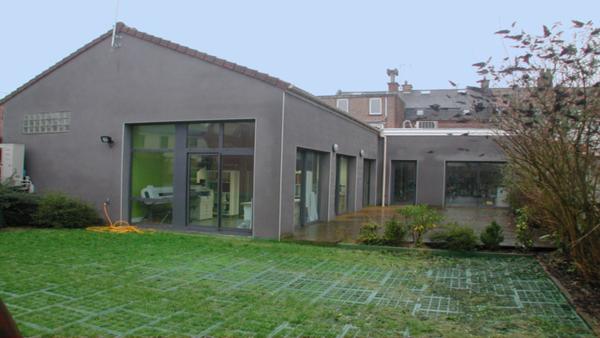 À LOUER ! Local professionnel ou commercial de 120 m² avec terrasse, parking et nombreux atouts