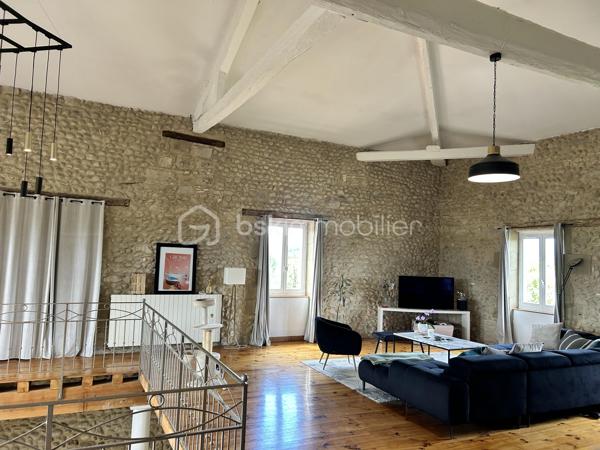 Découvrez ce mas en pierre des années 1900, un véritable bijou de 550 m² dont 350 ont été rénové est niché dans un écrin de verdure de 6900 m².
Située dans un cadre calme et paisible, cette propriété allie charme et robustesse. Les murs en pierre, témoins d’un savoir-faire traditionnel, vous garantissent une solidité exceptionnelle et une isolation naturelle, idéale pour préserver la fraîcheur en été et la chaleur en hiver.

Ce mas offre un potentiel incroyable pour divers projets.

Que vous souhaitiez en faire une maison familiale spacieuse, un gîte accueillant ou même un espace de travail créatif, les possibilités sont infinies. Avec son vaste terrain, vous pourrez envisager des aménagements extérieurs tels qu’une piscine, des jardins paysagers ou des espaces de loisirs.