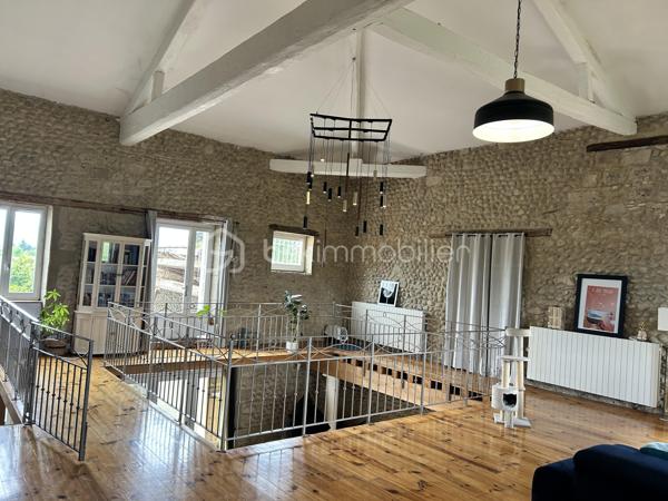 Découvrez ce mas en pierre des années 1900, un véritable bijou de 550 m² dont 350 ont été rénové est niché dans un écrin de verdure de 6900 m².
Située dans un cadre calme et paisible, cette propriété allie charme et robustesse. Les murs en pierre, témoins d’un savoir-faire traditionnel, vous garantissent une solidité exceptionnelle et une isolation naturelle, idéale pour préserver la fraîcheur en été et la chaleur en hiver.

Ce mas offre un potentiel incroyable pour divers projets.

Que vous souhaitiez en faire une maison familiale spacieuse, un gîte accueillant ou même un espace de travail créatif, les possibilités sont infinies. Avec son vaste terrain, vous pourrez envisager des aménagements extérieurs tels qu’une piscine, des jardins paysagers ou des espaces de loisirs.